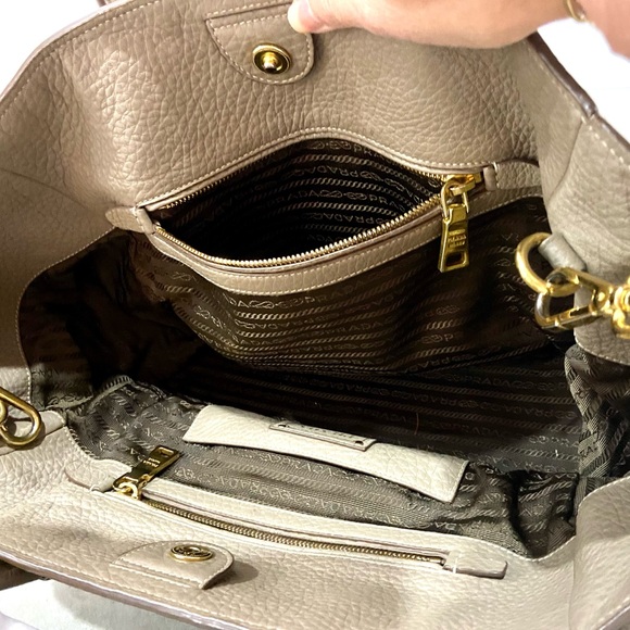 Authentic Prada leather bag in Taupe / cream - Picture 7 of 11